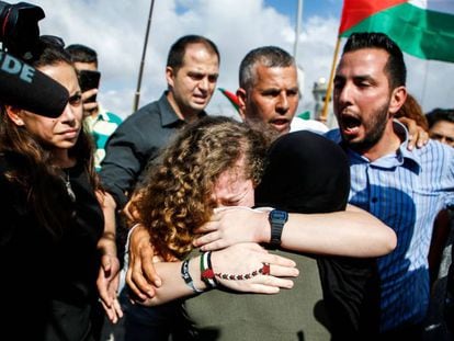 Ahed Tamimi abraça sua mãe após ser libertada, neste domingo, em Nabi Saleh (Cisjordânia).