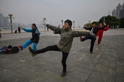 Pessoas praticando tai chi em um parque em Wuhan no final de novembro.
