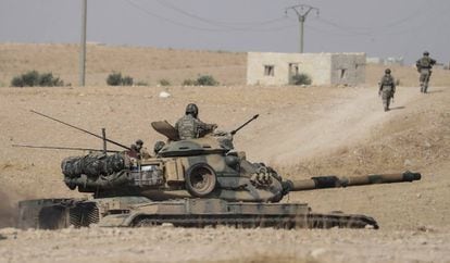 Tropas e tanques turcos patrulham nesta terça-feira os arredores da cidade síria de Manbij.