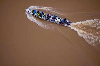 Canoa transportando insumos para o garimpo pelo rio Uraricoera, em registro de abril de 2021. Relatório da Hutukara estima em pelo menos 50 o número de embarcações circulando
diariamente no rio para abastecer o garimpo local.