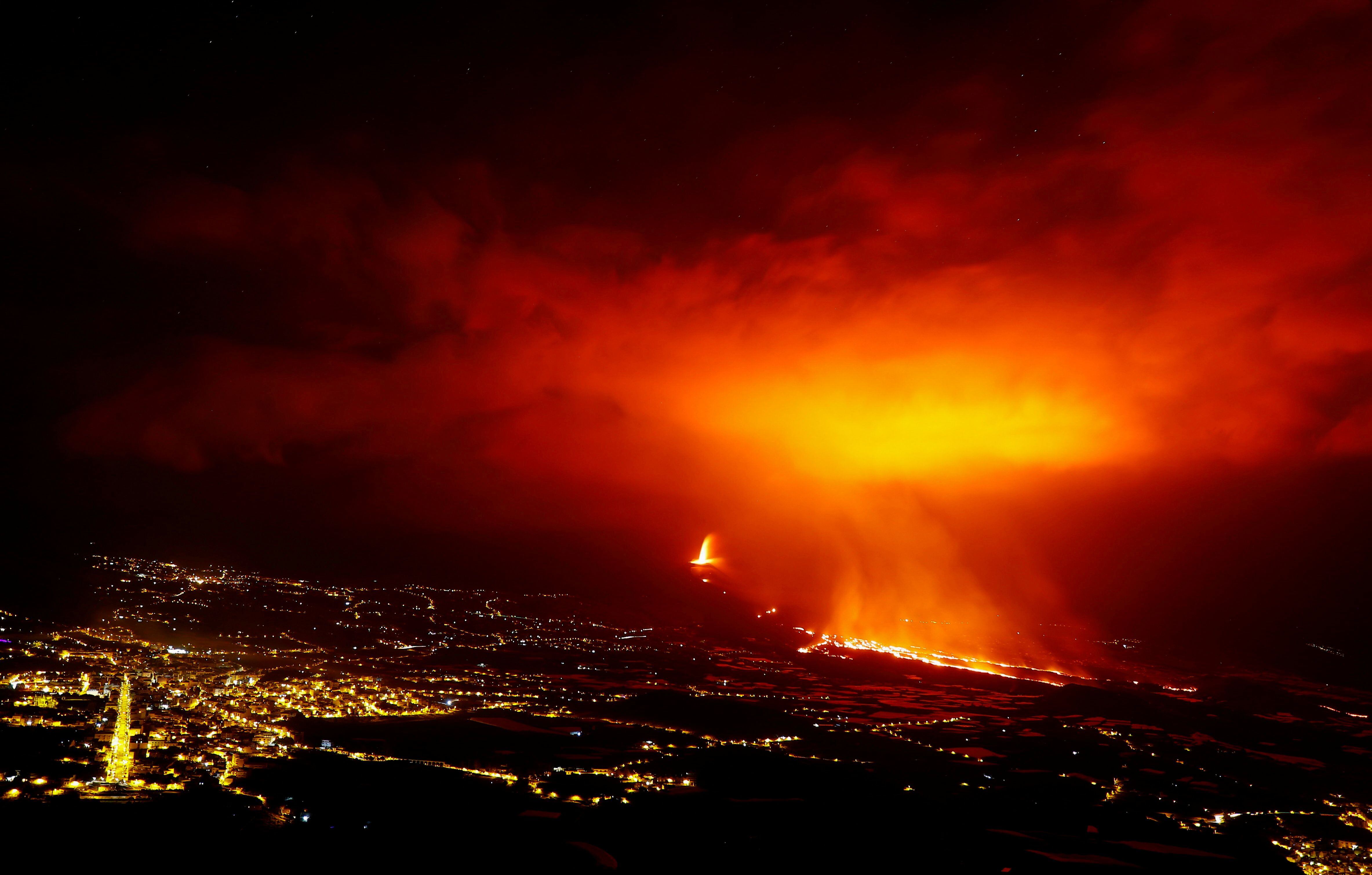 O vulcão Cumbre Vieja continua em erupção visto do mirante de El Time (Espanha). 