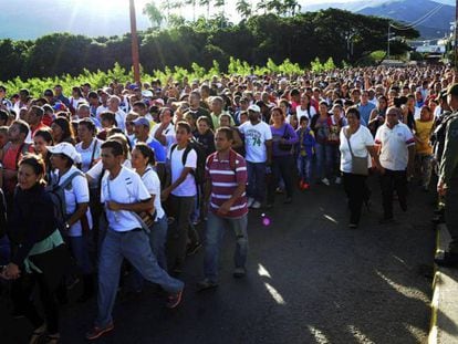 Centenas de pessoas cruzam neste domingo pela ponte Simón Bolívar.