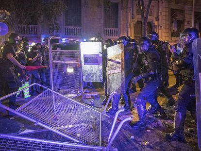 Os Polícias catalães carregam contra os manifestantes em Barcelona em frente à sede da Delegação do Governo.
