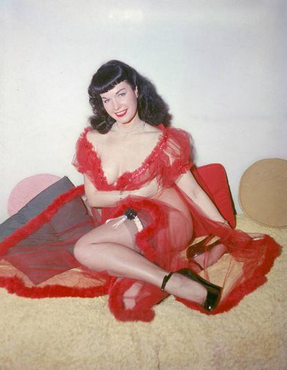 Bettie Page, a 'pin up' mais famosa da história e símbolo sexual de várias gerações, em uma imagem de 1955.