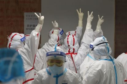Equipe médica de Wuhan com roupa de proteção contra o coronavírus; medidas extremas ajudaram a frear contágio entre profissionais.