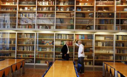 Claudio López de Lamadrid (direita), diretor editorial de Literatura Random House, e Eduardo Mendoza, na biblioteca da Penguin Random House, em Barcelona.