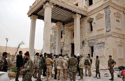 Soldados e militantes depois de um combate na cidade de Palmira, na quinta-feira.