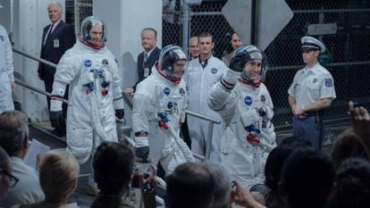 Desde a esquerda, Corey Stoll, Lukas Haas e Ryan Gosling, em 'First man (O primeiro homem)'.