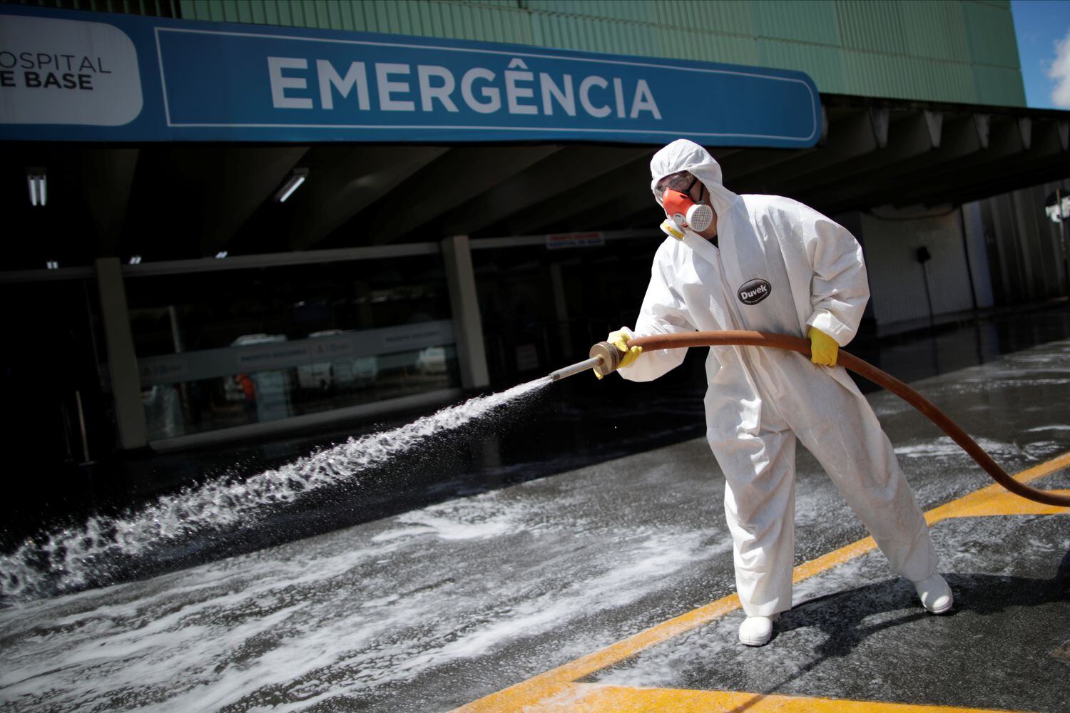 Integrante das Forças Armadas desinfeta a entrada do Hospital de Base do Distrito Federal contra o coronavírus, em Brasília, nesta terça-feira.