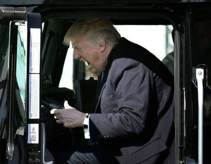 O presidente Donald Trump sentado ao volante de um caminhão, em encontro com os representantes do transporte.