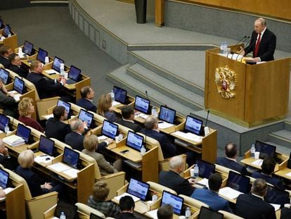 Vladimir Putin fala durante sessão que discute a reforma constitucional na Duma Estatal.