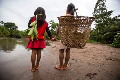 Duas meninas da etnia waorani junto ao rio Naipo, afluente do Amazonas, no Equador. 