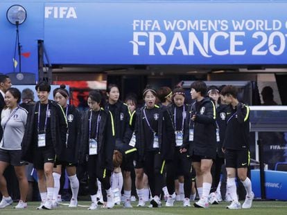 Seleção coreana reconhece gramado no Parc des Princes em Paris.