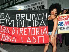 Mulheres protestam contra goleiro Bruno no Mato Grosso.