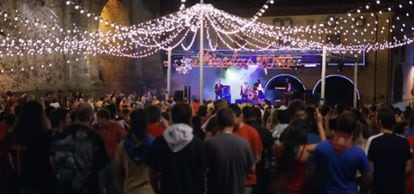 As festas das cidades próximas podem ajudar a salvaguardar a norma dos parentescos. Na imagem, a festa do filme ‘Primos’