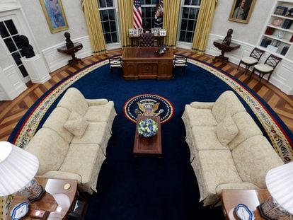 Vista geral do Salão Oval decorado para o presidente Joe Biden na Casa Branca.