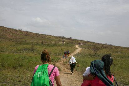 Venezuelanos atravessam a pé a fronteira entre Venezuela e Brasil.