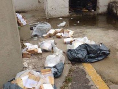 Fichas de óbito encontradas em sacos plásticos na garagem do Hospital Central Do Exército, no Rio de Janeiro.