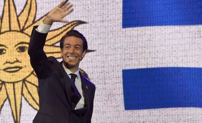 O pré-candidato a presidente do Uruguai, Juan Sartori, cumprimenta durante ato de campanha em março.
