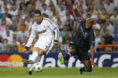 Cristiano chuta diante de Kompany em partida Real Madrid x Manchester City.