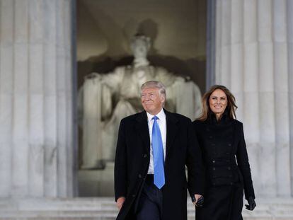 Donald e Melania Trump, nesta quinta-feira, v&eacute;spera da cerim&ocirc;nia de posse, em Washington. 