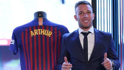 Arthur posa no Camp Nou com a camisa do Barça.