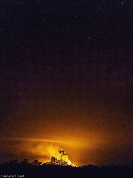 O céu estrelado da Amazônia com queimadas na floresta, feito na reserva de Tenharim Marmelos (AM).