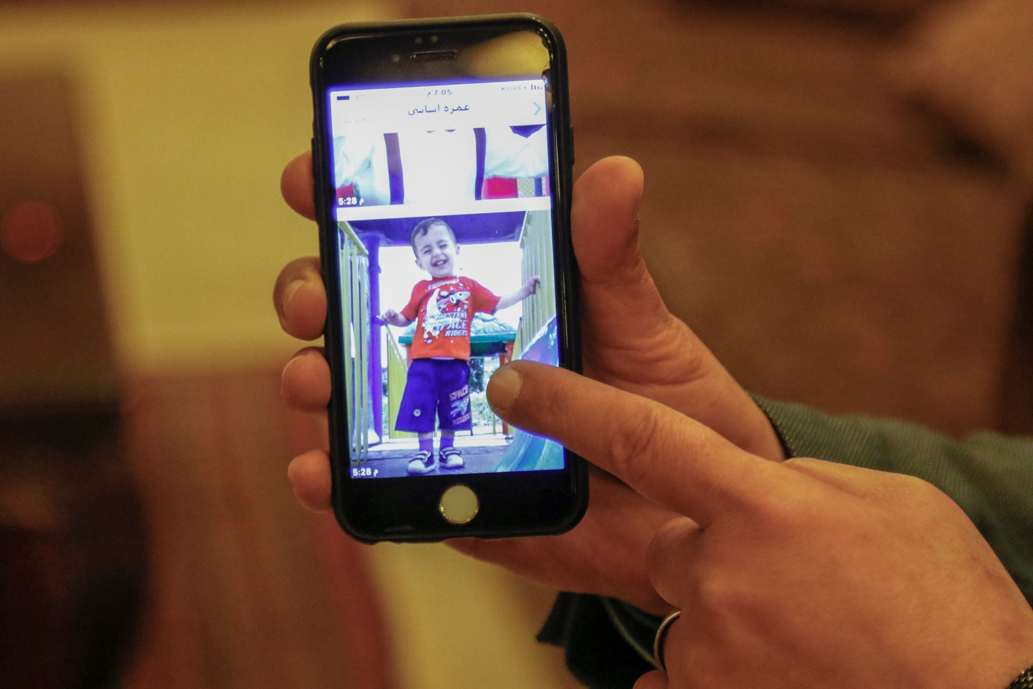 O pai de Alan Kurdi mostra uma foto do menino durante entrevista à Reuters em fevereiro de 2020.