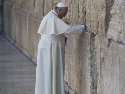 O Papa reza no Muro das Lamentações, em Jerusalém.