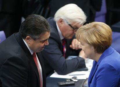 Merkel e Sigmar Gabriel, líder do SPD, em outubro em Berlim.