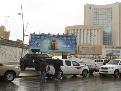 Forças de segurança e veículos de emergência líbios cercam o hotel Corinthia de Trípoli.