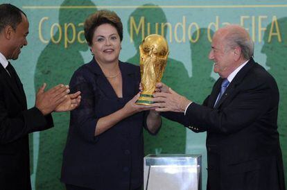 Dilma recebe a taça da Copa do presidente da FIFA, Joseph Blatter, em 2 de junho