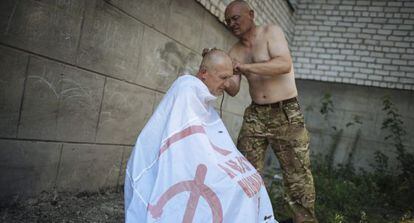 Pró-russos abrem um corredor humanitário no leste da Ucrânia.