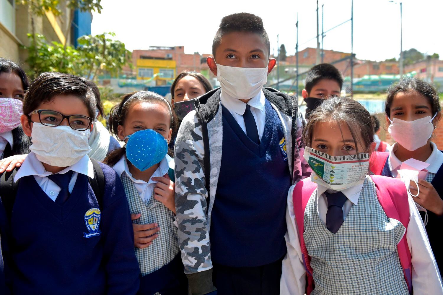 Estudantes colombianos usam máscaras por causa da epidemia de coronavirus.