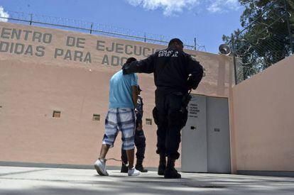 Jovem é conduzido por policial em um centro de internação de Chilpancingo, no estado de Guerrero, México.