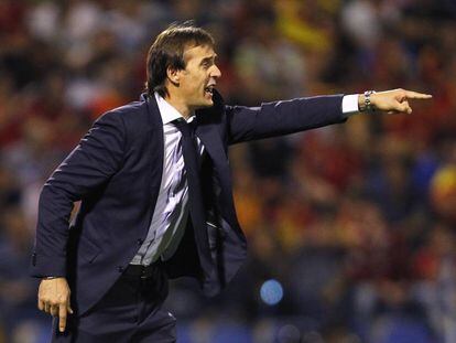 Lopetegui durante o amistoso entre Espanha e Albânia.