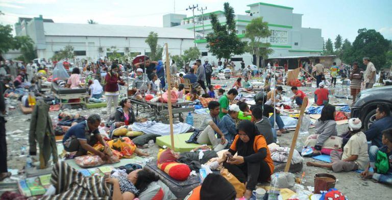 Equipes médicas atendem os feridos pelo terremoto e o tsunami da Indonésia