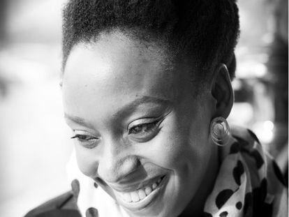 Chimamanda Ngozi Adichie, antes da entrevista em um café em Columbia.
