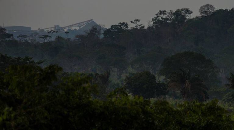 Projeto de mineração da Vale visto de um acampamento de agricultores.