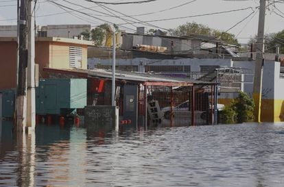 Rua inundada em Santasucre, depois da passagem do furacão Maria por San Juan.