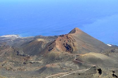 Vista do vulcão Teneguía, perto de CumbreVieja, uma área ao sul de La Palma onde foi registrada a atividade sísmica.