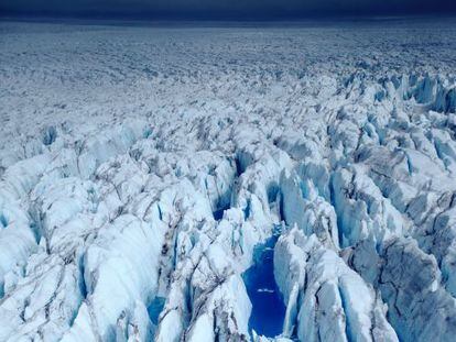 Uma geleira na Antártica fotografada desde um helicóptero a 30 metros de altura.