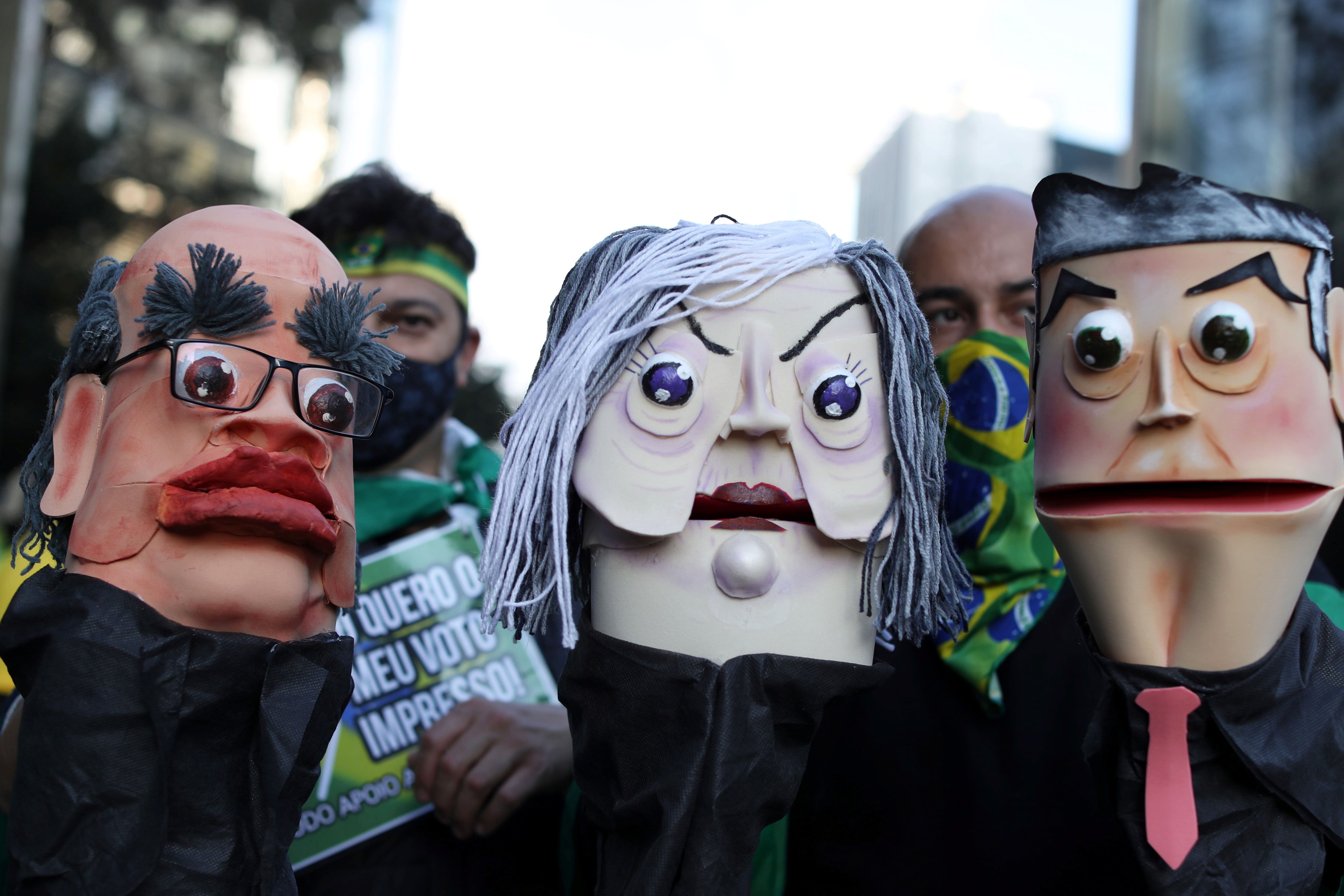 Bonecos simulam os ministros do STF no protesto de apoiadores de Bolsonaro neste domingo, na avenida Paulista.