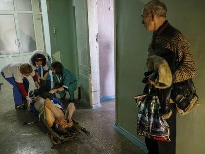 Homem é atendido em hospital de Artemivsk, Ucrânia.