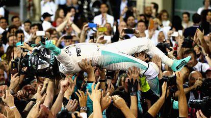 Rosberg celebra a conquista de seu primeiro título na F-1.