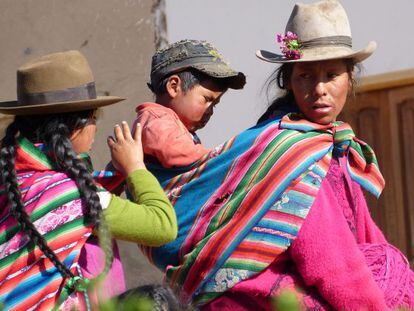 Uma criança com duas mulheres em Pataypampa.
