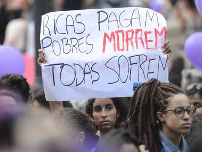 Mulheres pela descriminalização do aborto fazem ato no Rio, em março de 2016.