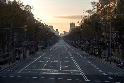 Avenida de Barcelona vazia neste domingo.