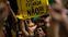 Manifestante protesta contra voto em lista fechada