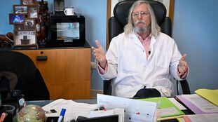 Didier Raoult, em seu escritório do Instituto Hospitalar Universitário de Marselha.